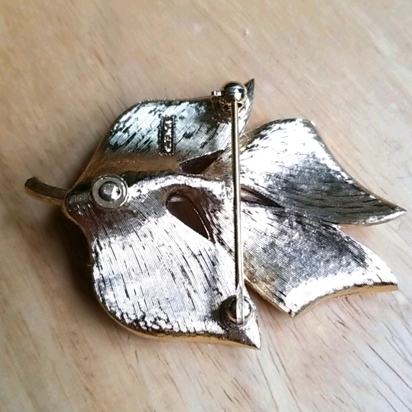 Vintage Signed MONET Brushed Goldtone Leaf Brooch - Picture 14 of 15